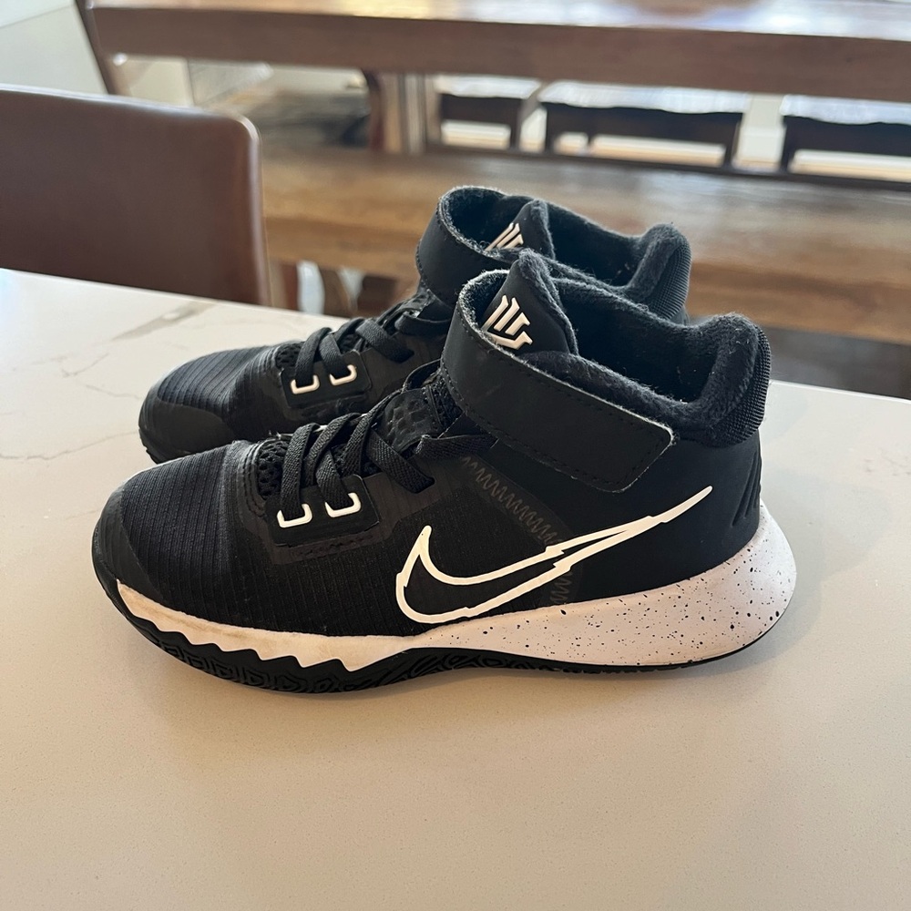 Youth Boys basketball shoes - Kyrie Irving